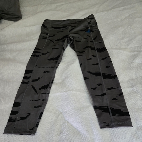 Pants - Animal Print Capri sz med